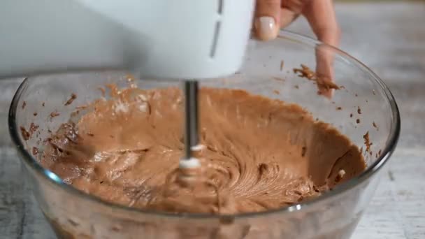 Mezcla de masa de chocolate con mezclador de masa . — Vídeos de Stock