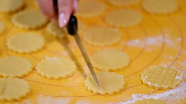Het proces van het bakken van koekjes thuis. — Stockvideo