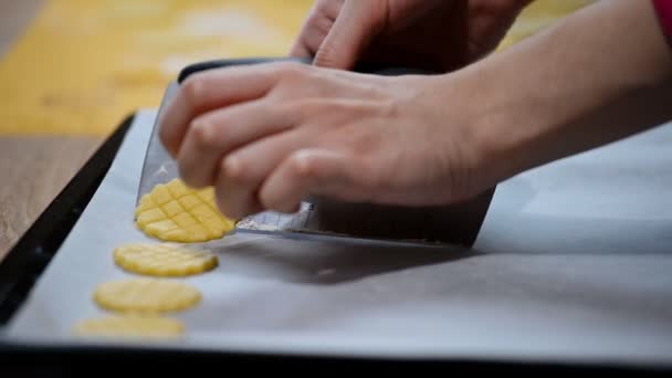 Η διαδικασία του ψησίματος τα cookies στο σπίτι. — Αρχείο Βίντεο