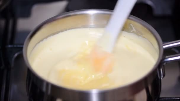 Cozinhar creme em panela — Vídeo de Stock