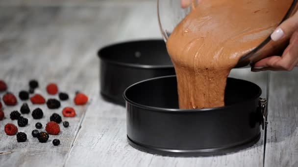 Verser la pâte à gâteau sur la plaque à pâtisserie. Faire gâteau de couche de chocolat . — Video