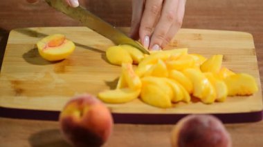 Sulu şeftali bir tahta üzerinde bıçak ile kesme..