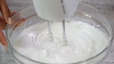 kırbaçlanan yumurta akı beze.
