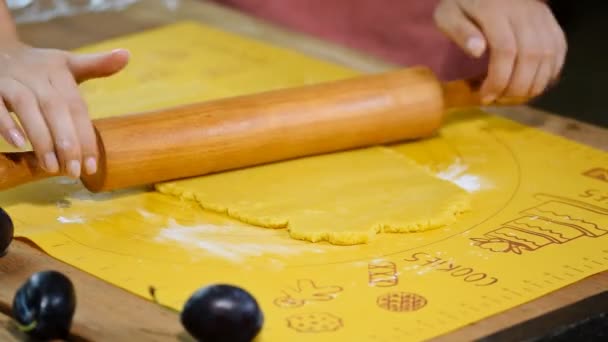 Раскатывание теста со скалкой - приготовление пирога из короткой выпечки . — стоковое видео