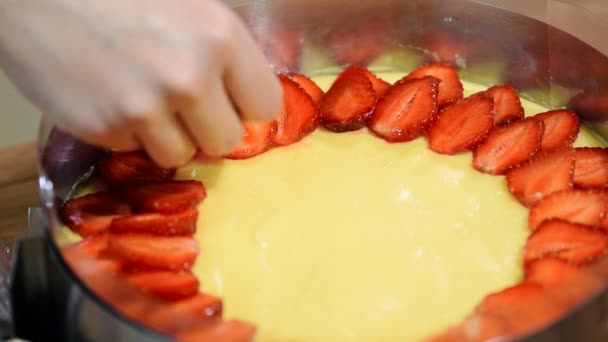 Voorbereiding van de wrongel taart met aardbeien — Stockvideo