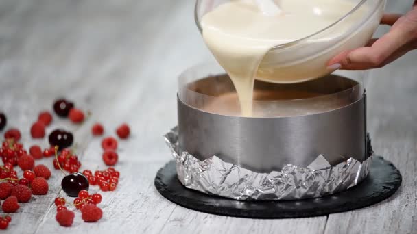 Passo a passo. Despejar bolo de mousse de chocolate branco. Fazendo bolo de mousse de chocolate triplo . — Vídeo de Stock