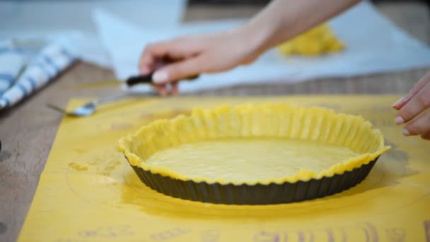 Corte o excesso de pastelaria. Fazer torta com ameixas — Vídeo de Stock