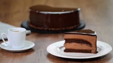 Lezzetli çikolatalı mousse kek. Bir parça çikolatalı mousse kek yemek