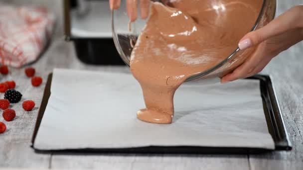 Verser la pâte à gâteau sur la plaque à pâtisserie. Faire gâteau de couche de chocolat. Série . — Video