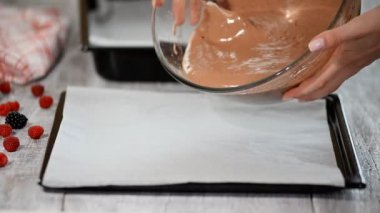 Kek hamuru fırın tepsisine üzerine dökme. Çikolata katman kek yapmak.