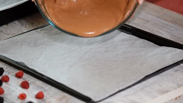 Despejar massa de bolo na assadeira. Fazendo bolo de camada de chocolate . — Vídeo de Stock