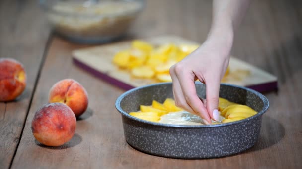 Женщина делает персиковый пирог. Процесс приготовления . — стоковое видео