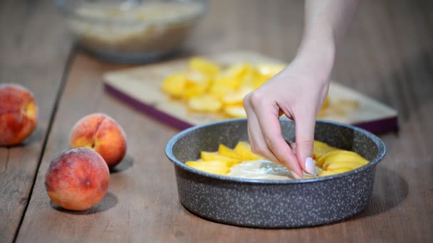 Mujer haciendo pastel de durazno. Proceso de cocción . — Vídeos de Stock