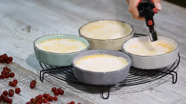 Крем-брюле десерт Caramelizing за допомогою факел. — стокове відео