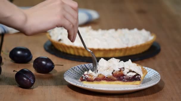 美味的熟李子切片蛋糕在桌子上特写 — 图库视频影像