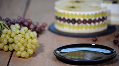 Parça ev yapımı mousse kek üzüm ile.