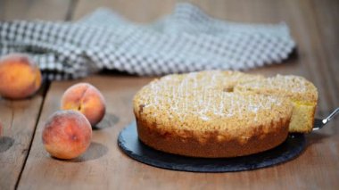Taze ev yapımı şeftali pasta dilimi.