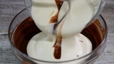 Kek için çikolata mousee yapma.