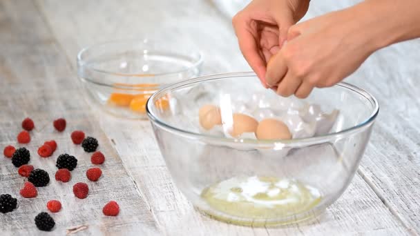 Separar la yema de huevo de la clara . — Vídeos de Stock