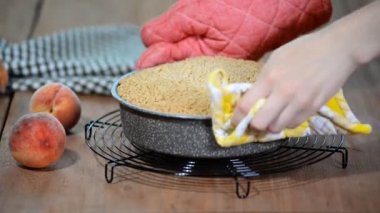 Taze pişmiş şeftali turtası. Şeftalilerin lezzetli pasta