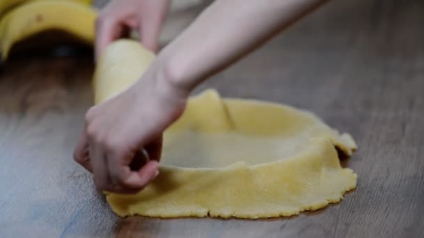 底面と側面を菓子を押します。タルトを作る — ストック動画