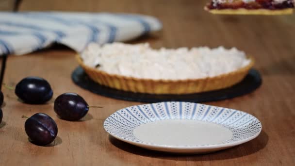 Délicieux gâteau tranché de prunes mûres en gros plan sur la table . — Video