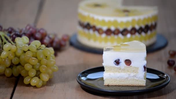 Шматочок домашнього мусу торт з виноградом . — стокове відео