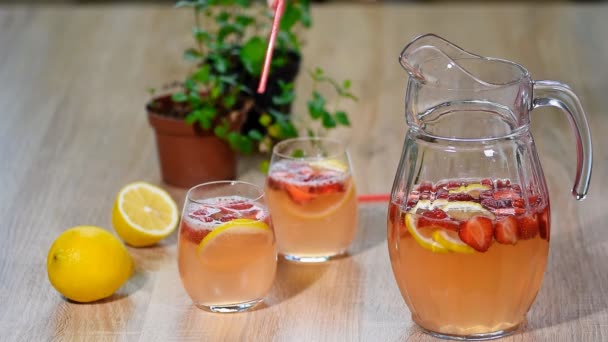 Лимонад со свежей клубникой, лимонами и льдом — стоковое видео