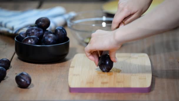 Žena, vaření a řezání slivovice na dřevěném prkénku. Příprava zdravého jídla. — Stock video
