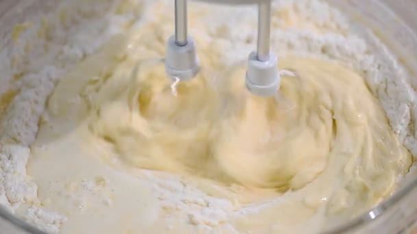 Mezcla de masa con mezclador para pastel . — Vídeo de stock