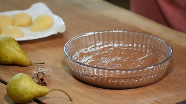 A fazer tarte de chocolate com peras. Torta de chocolate com peras inteiras . — Vídeo de Stock