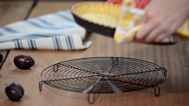 Pasta tabanı orr yapılan pasta pişmiş pasta ya da Tart veya gelen pasta tatlı. Hamur içinde tart Pan Erik ile bir pasta yapma