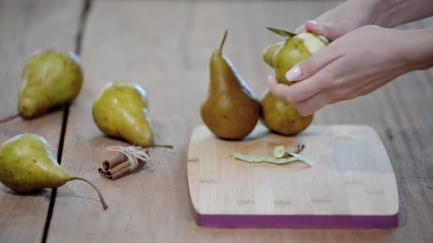 Birnen schälen. Herstellung von Schokoladenbirnenkuchen. — Stockvideo