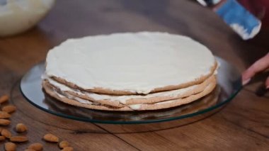Pasta şefi kek krem sürülür..