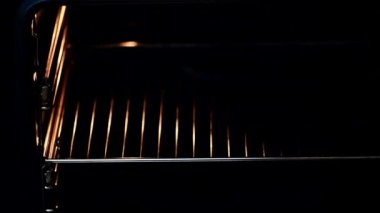 Kiraz ile fırın clafoutis koymak.