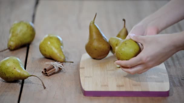 梨の皮をむいてください。チョコレート梨パイを作る. — ストック動画