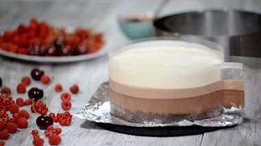 Ev yapımı üç çikolatalı Mousse kek yapma.