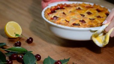 lapa lapa kabuk ile ev yapımı lezzetli vişneli tart.