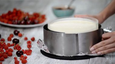 Ev yapımı üç çikolatalı Mousse kek yapma.
