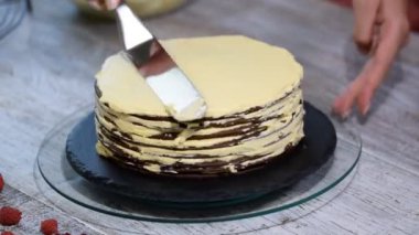 Çikolata tatlım katman Medovik pasta. Profesyonel pudra lezzetli kek yapmak.