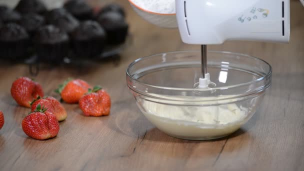 Batir la mantequilla. Hacer relleno de crema de mantequilla. Añadir azúcar en polvo a la crema de mantequilla . — Vídeos de Stock