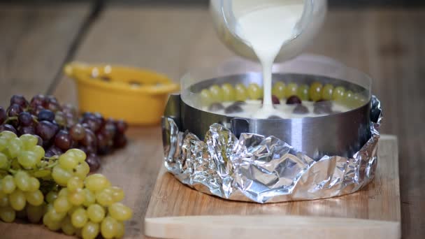 Passo dopo passo. Preparare la mousse con l'uva . — Video Stock