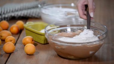 Çikolatalı kek yapma süreci.