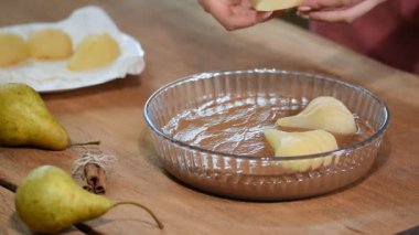 Armut ile çikolatalı pasta yapma. Bütün armut ile çikolatalı pasta.