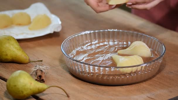 Hacer pastel de chocolate con peras. Tarta de chocolate con peras enteras . — Vídeo de stock