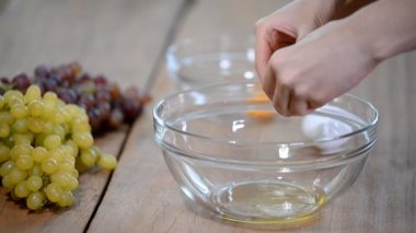 Kadın el ayırmak için bir yumurta kırma beyaz ve sarısı ve yumurta kabukları arka plan, yumurta.