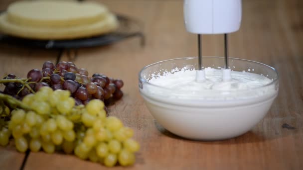 Crème fouettée dans un bol en verre avec des fouets . — Video