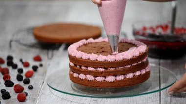 Pudra çikolatalı kek dekorasyon.