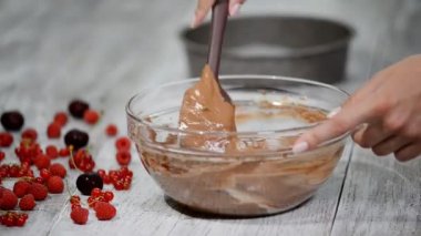 Çikolatalı kek yapma süreci