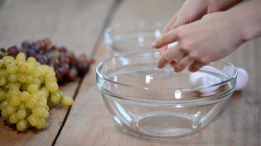 Kadın el ayırmak için bir yumurta kırma beyaz ve sarısı ve yumurta kabukları arka plan, yumurta.
